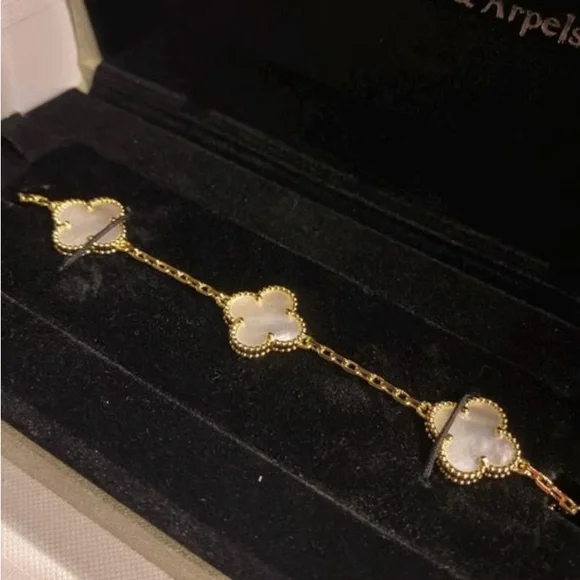 VC&A Alhambra Bracelet – White Onyx {Full Set} - Picture 3 of 5